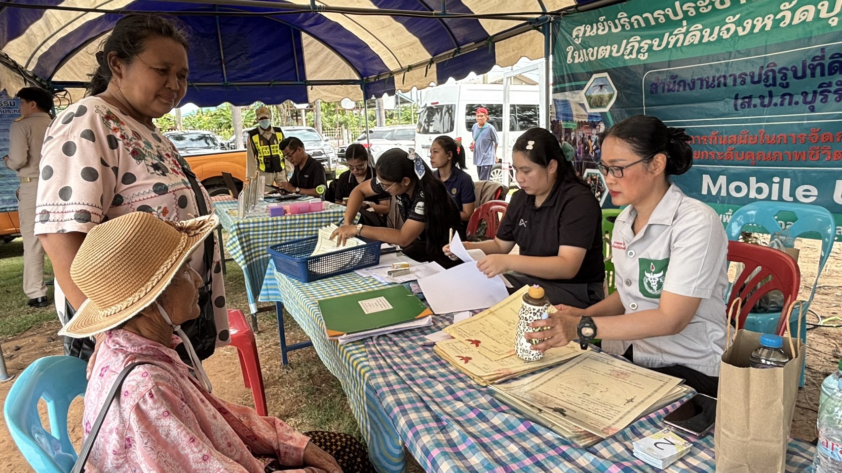 title - วันพุธที่ 1 กรกฎาคม 2569 นายประเสริฐ กาญจนเกียรติกุล ปฏิรูปที่ดินจังหวัดบุรีรัมย์ มอบหมายให้นางนวลละออง ชูมาตย์ ผอ.กลุ่มยุทธศาสตร์ฯ พร้อมด้วย เจ้าหน้าที่ ส.ป.ก.บุรีรัมย์ ร่วมออกหน่วยแพทย์เคลื่อนที่ (พอ.สว.) และโครงการ 